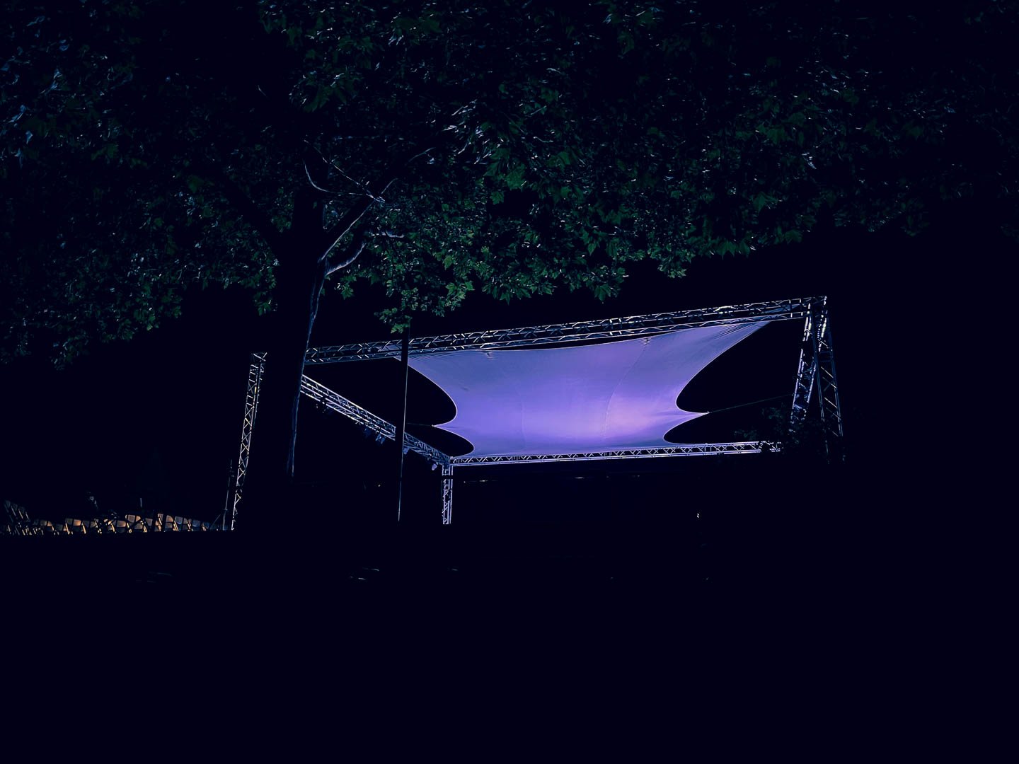 Grill avec lycra et spot de lumière de nuit par Helios Events en Haute Garonne