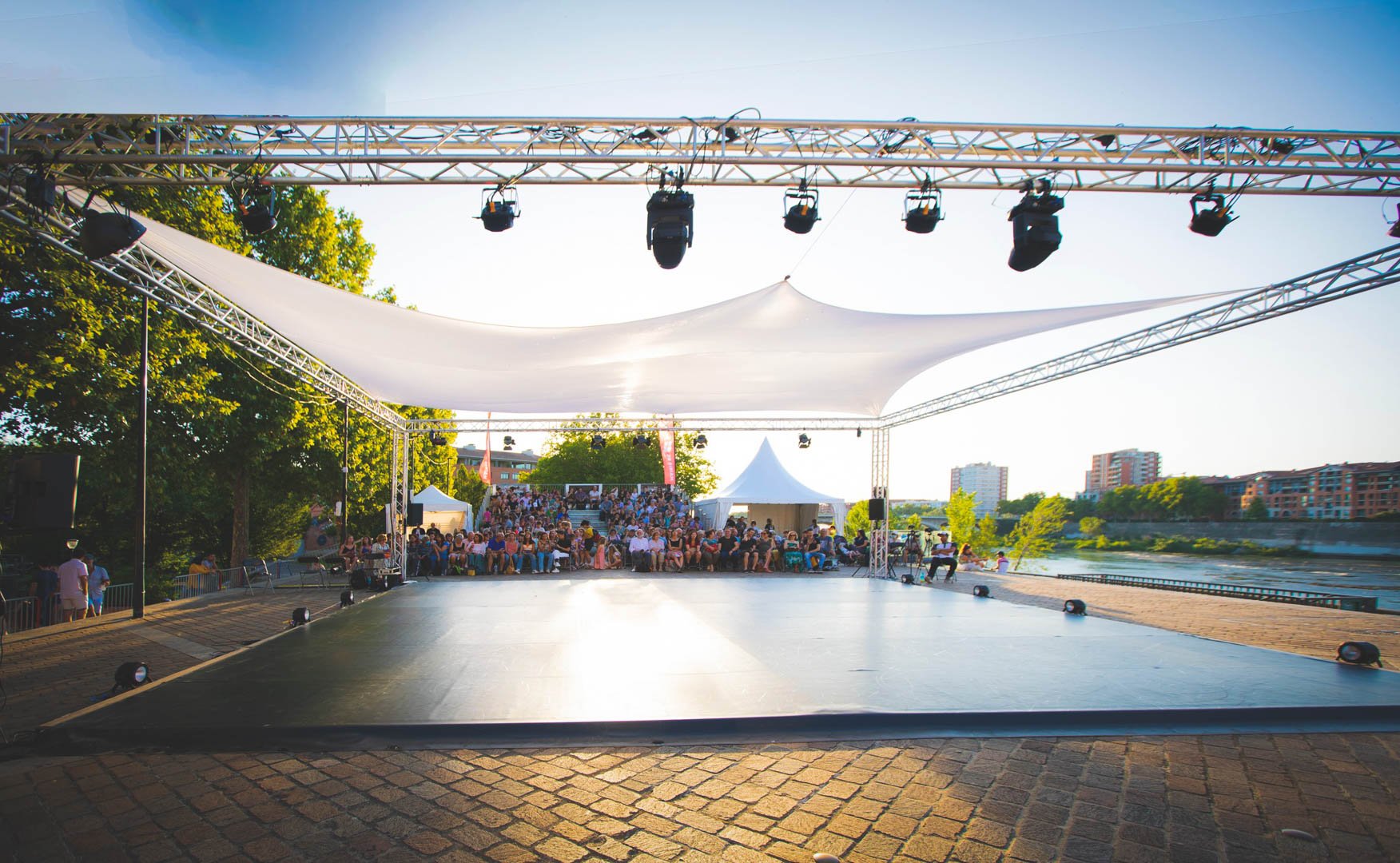 Grill avec lycra et spot de lumière par Helios Events en Haute Garonne