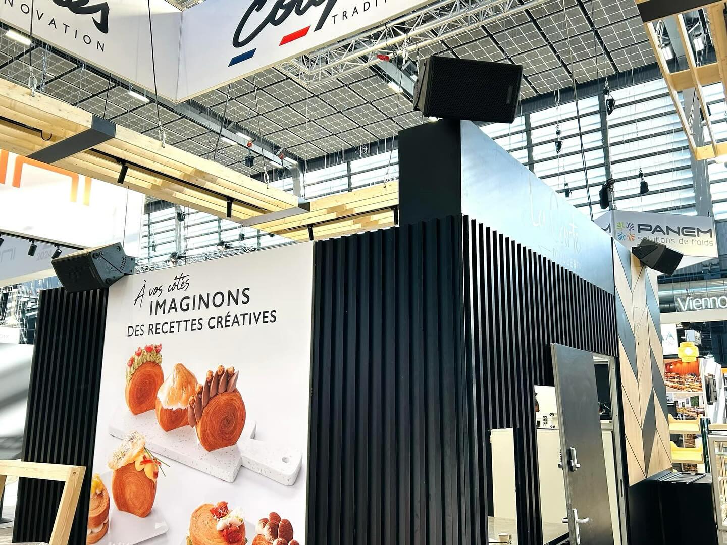 Installation d'enceinte sur un stand lors d'un salon à Toulouse
